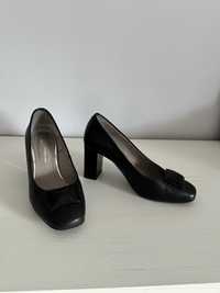 Czarne buty ze skóry  na obcasach