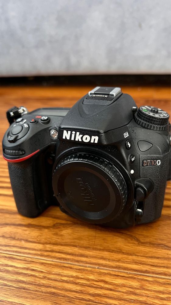 Apar Nikon D7100 z obiektywem i torbą Lowepro i akcesoriami