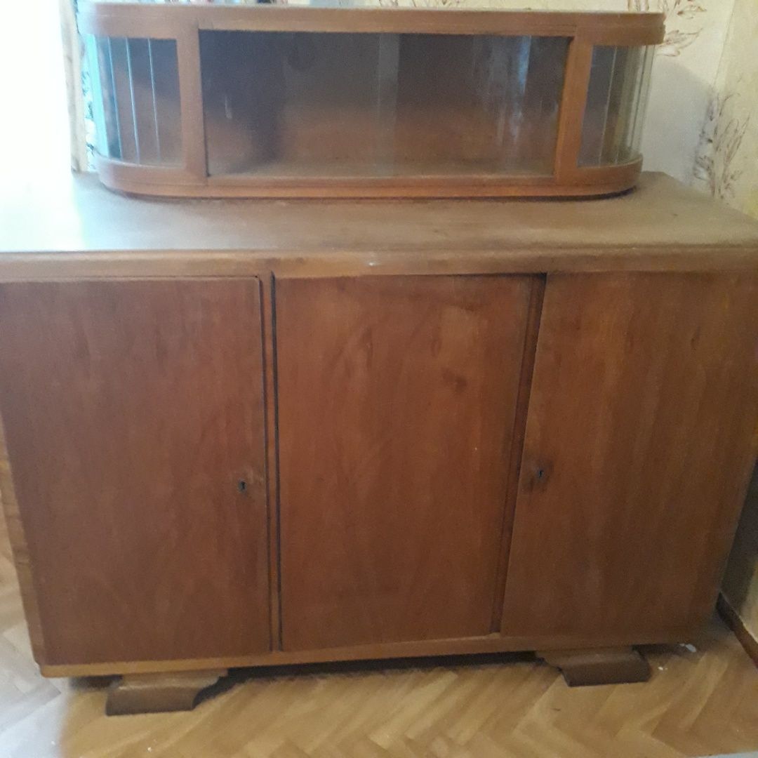 Komoda z tamtych lat.
Do renowacji.