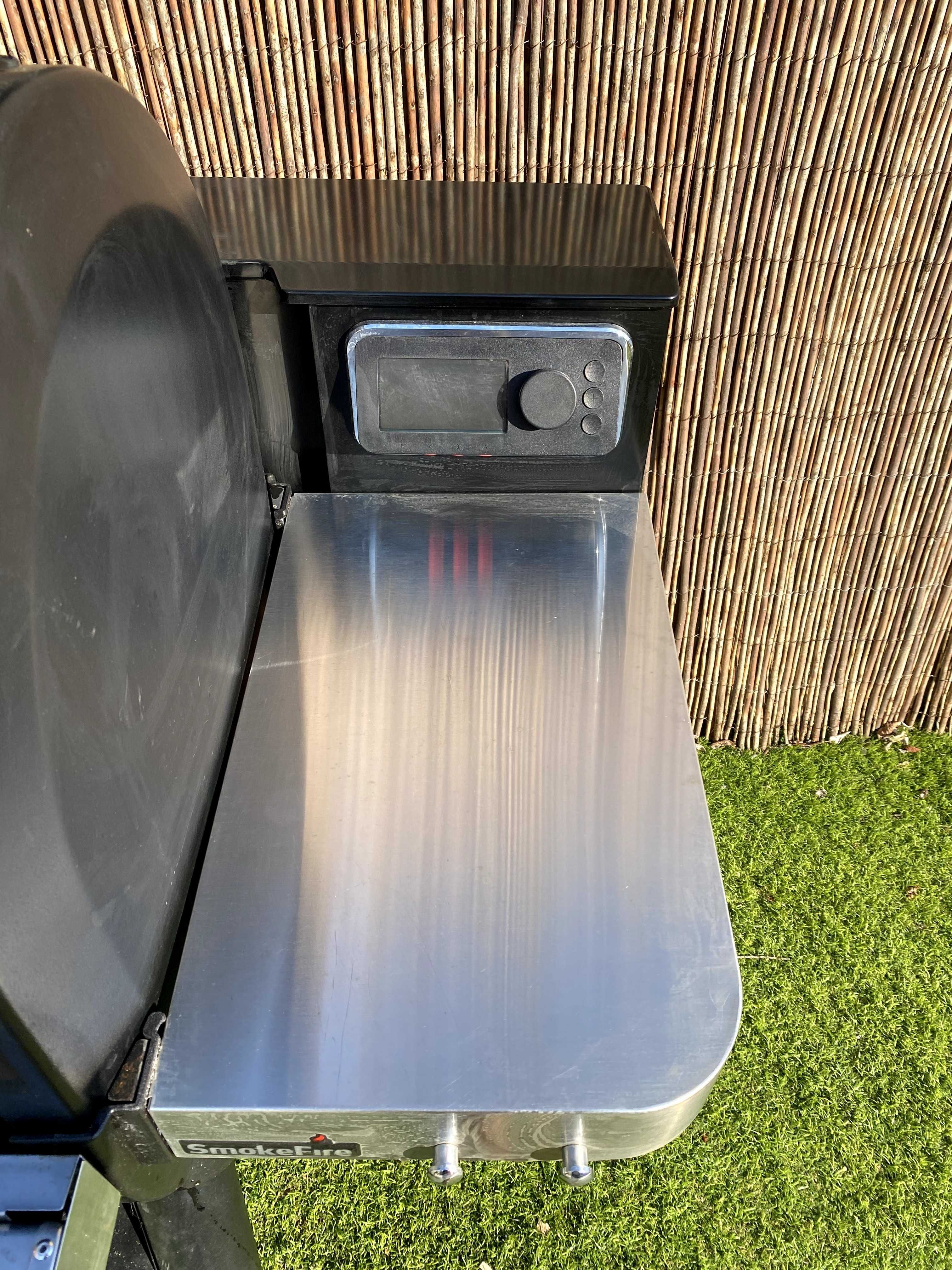 Grelhador WEBER a pellets de madeira SmokeFire EX4 GBS