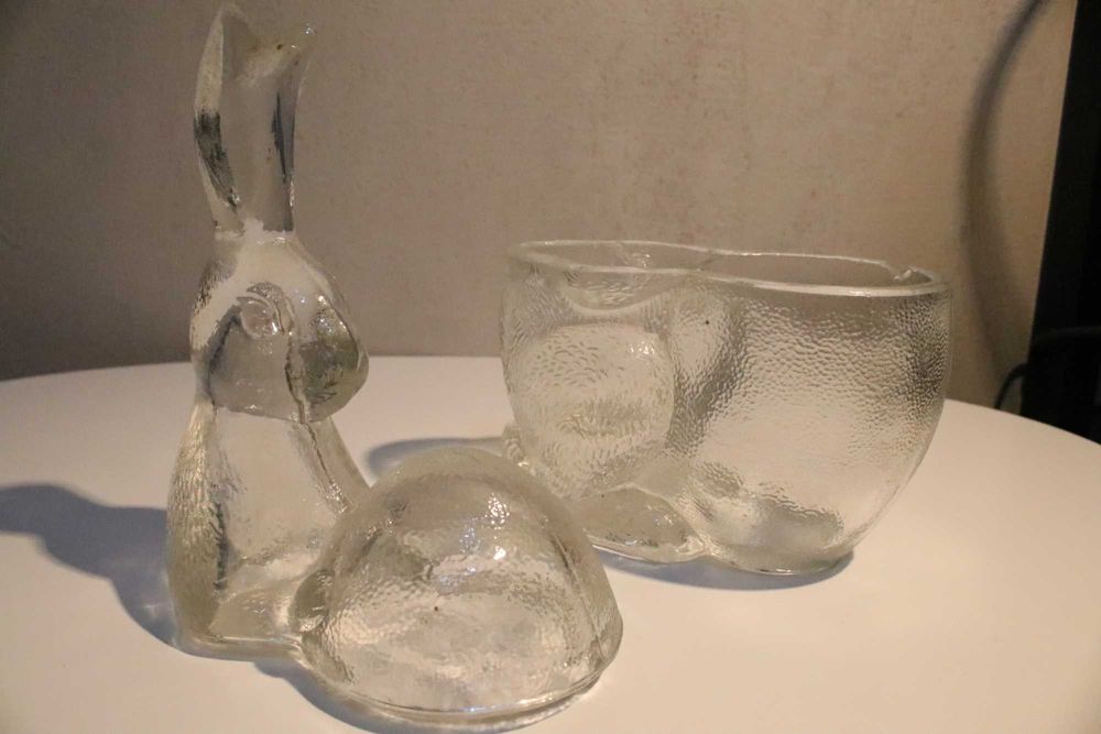 Szklany królik z jajkiem PRL bombonierka