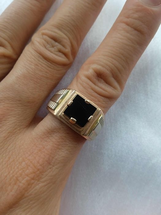 Золота печатка чоловіча з чорним каменем