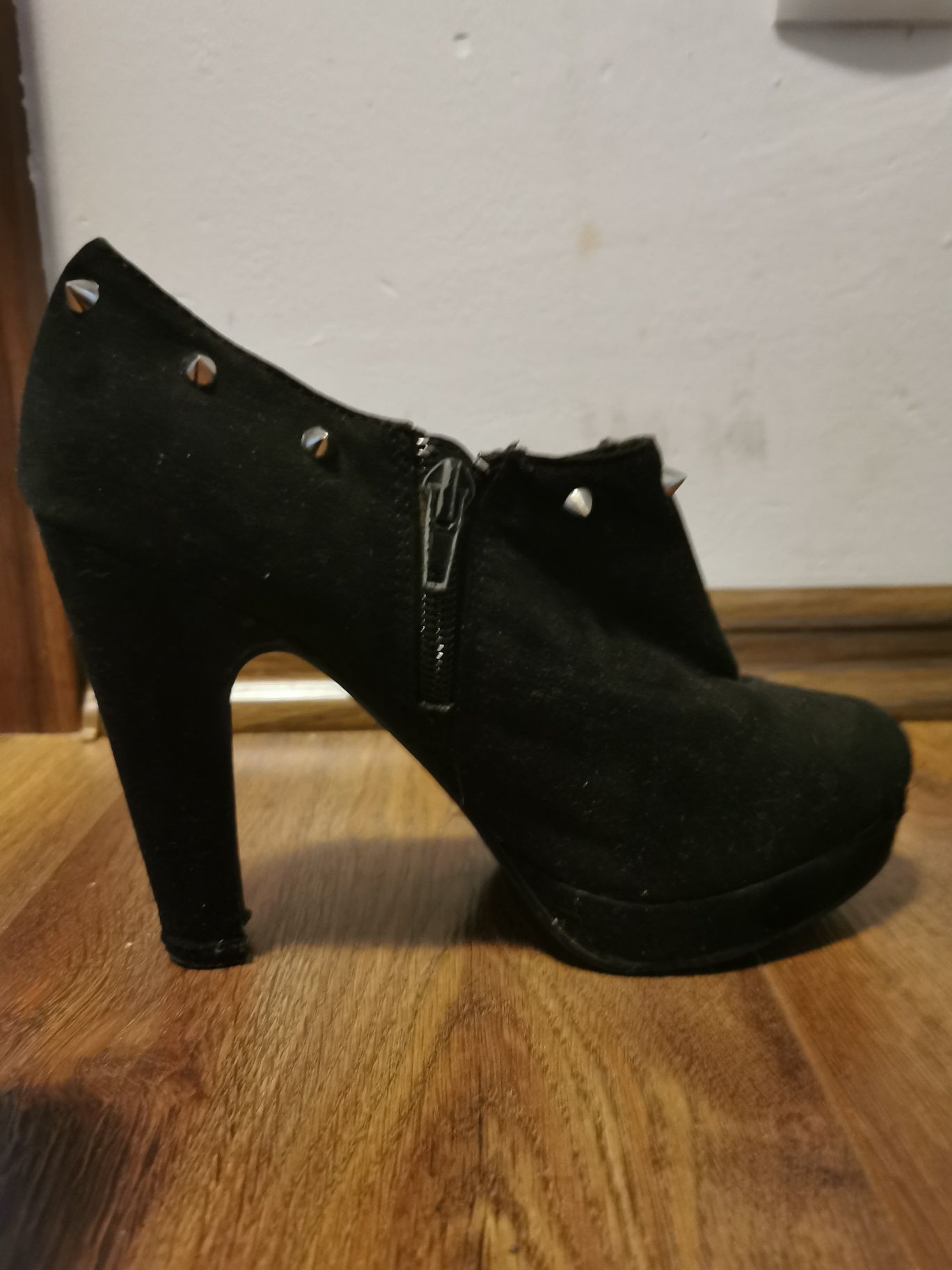 Czarne botki na obcasie z ćwiekami rozmiar 37 new look
