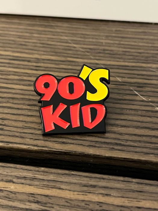 Pin Estilo "90's Kid" - Novo, Selado
