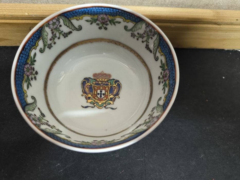 Elegante Tigela de Porcelana com Brasão Português. 
Tigela em porcelan