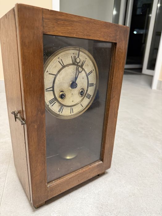 Zegar mechaniczny w drewnianej skrzynce – antyk / vintage