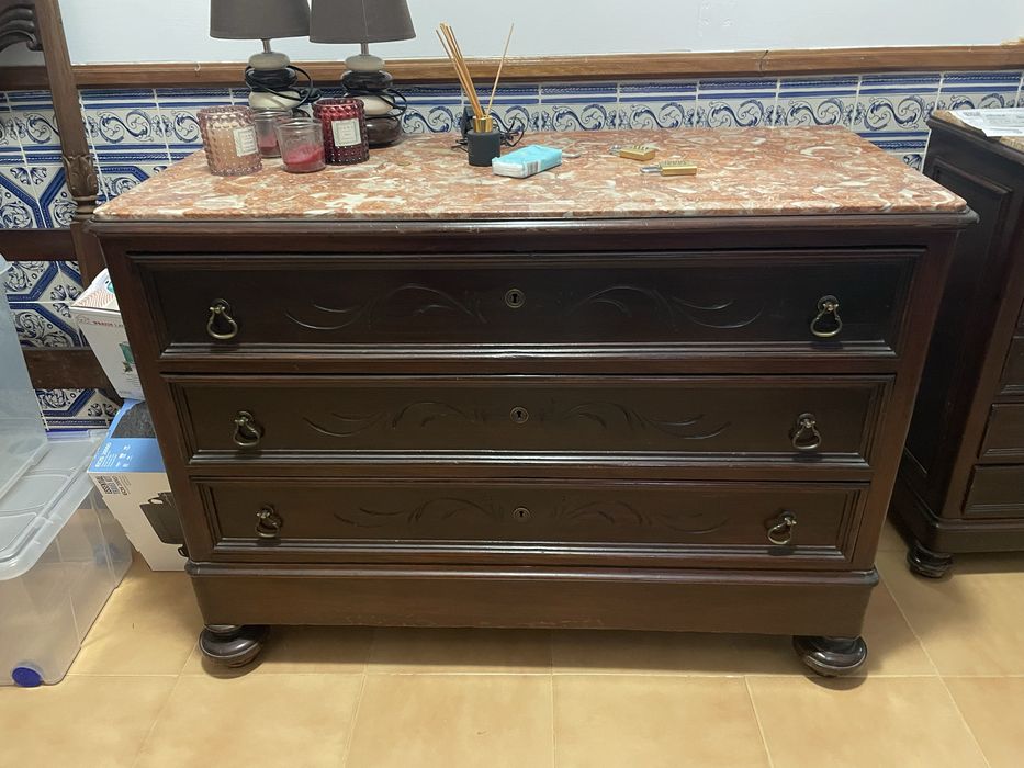 Cómoda antiga em madeira e mármore