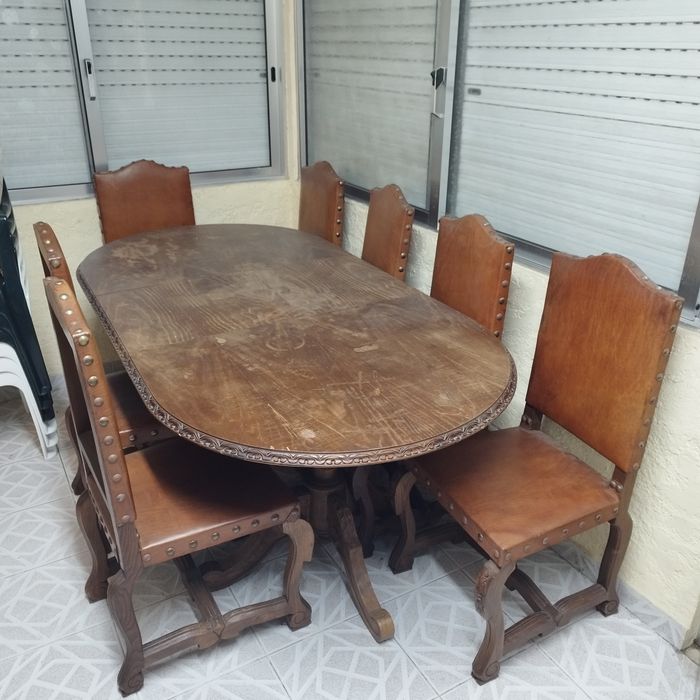 Conjunto de mesa e 8 cadeiras em madeira
