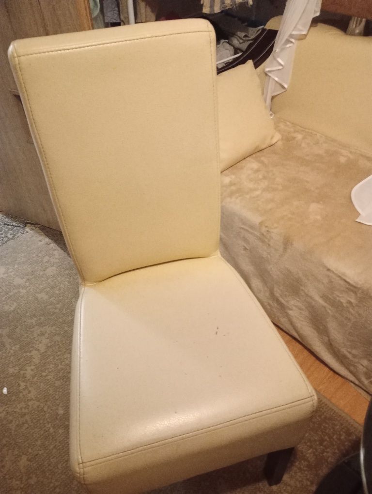 Krzesło kremowe masywne