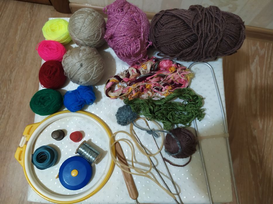 Нитки для вышивания.Спицы.Сантиметр.Наперсток.Крючок.