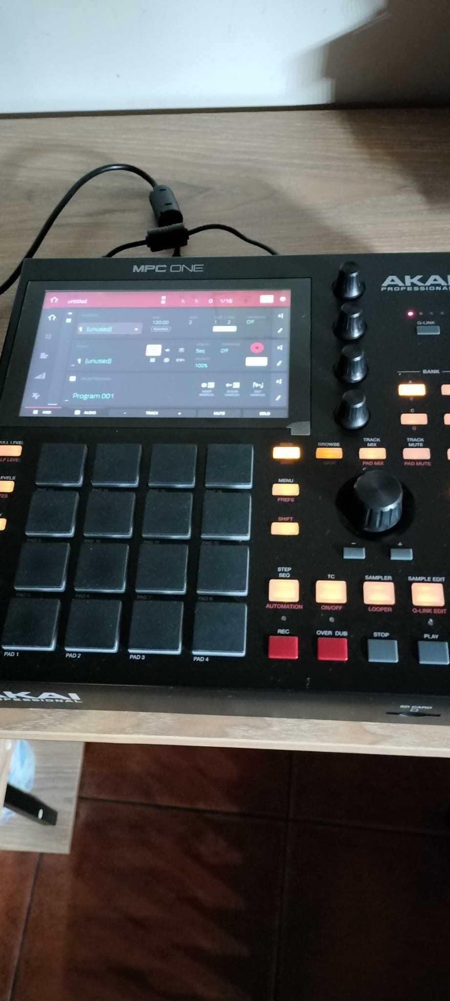 AKAI MPC ONE - Sem uso + case UDG