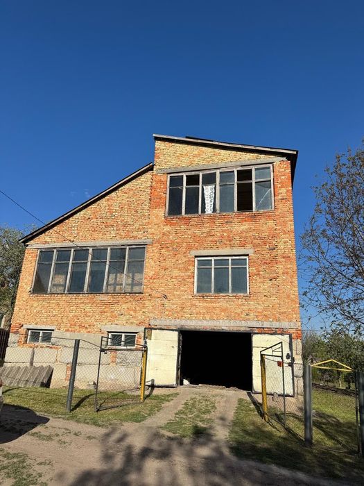 Великий будинок з садом та городом біля річки та парку