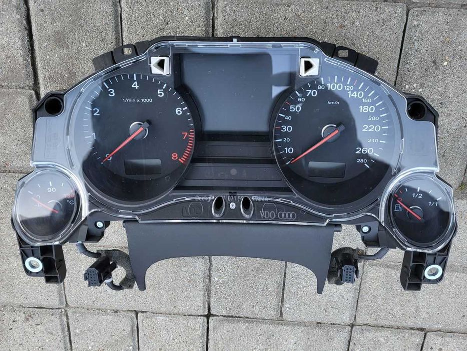 AUDI A8 D3 licznik , zegary - benzyna .