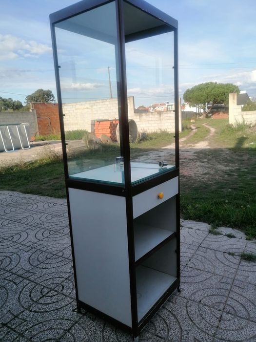 Móvel ou vitrine com três prateleiras em vidro.