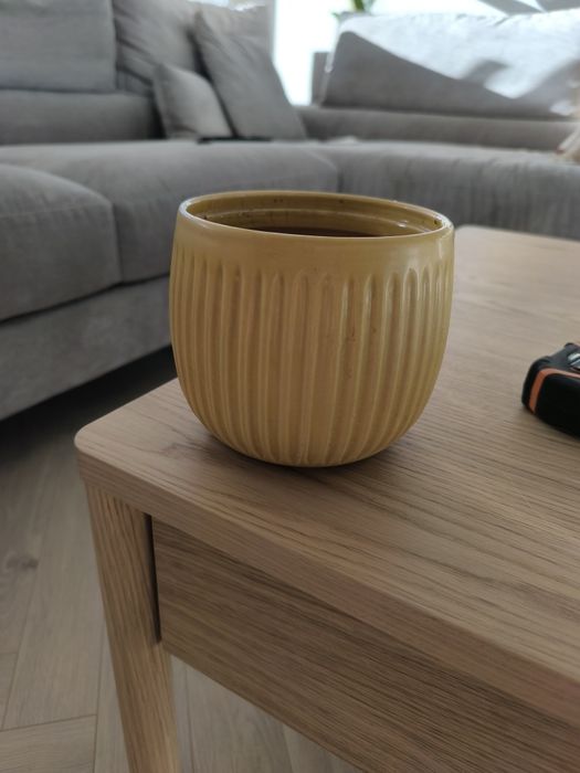 Doniczka używana, żółta. Stan dobry. 12,5 cm