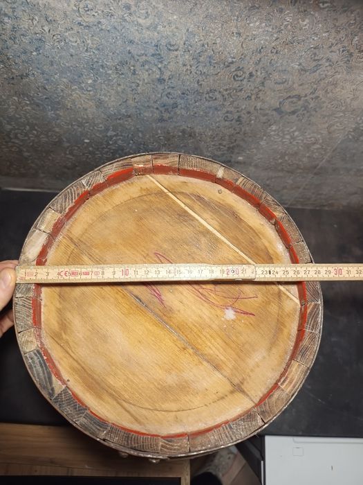 Mała stara drewniana beczka