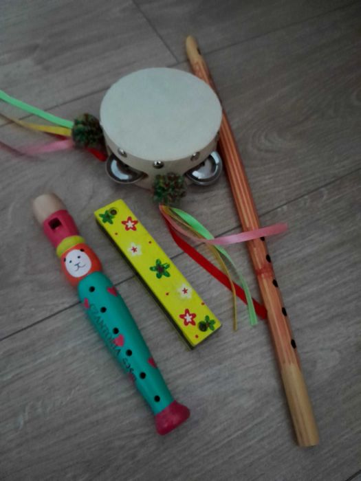 Instrumenty muzyczne fujarka bębenek tamburynek harmonijka dziecięce