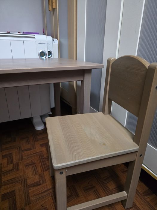 Mesa e cadeira de madeira infantil  ikea