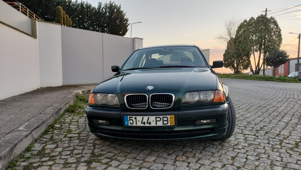 BMW 320D sedan em bom estado geral