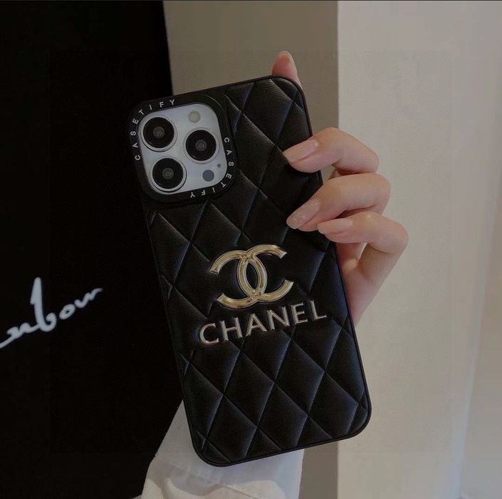 Chanel – luksusowe etui iPhone z logo CC i łańcuszkiem