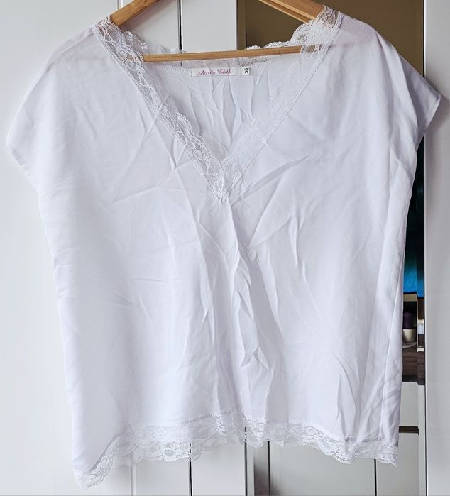 Nowa cieniutka bluzka z koronką z dekoltem V, Atelier Edith, rozm S