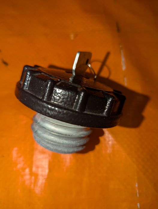 Кришка паливного бака ВАЗ НИВА / 2121 / 21213 / 21214 /2108 НОВА!!!