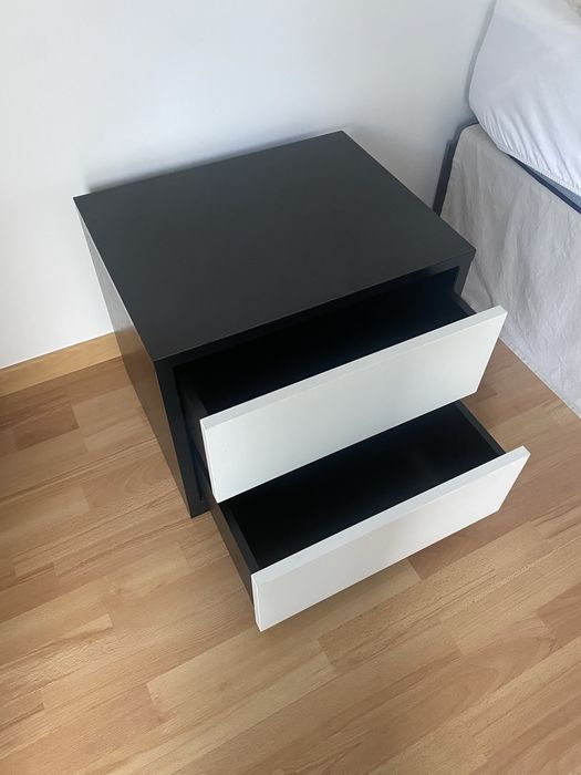 Mesa cabeceira preta com frentes brancas