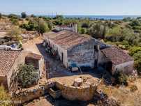 Terreno com ruína e vista de mar em Ferragudo