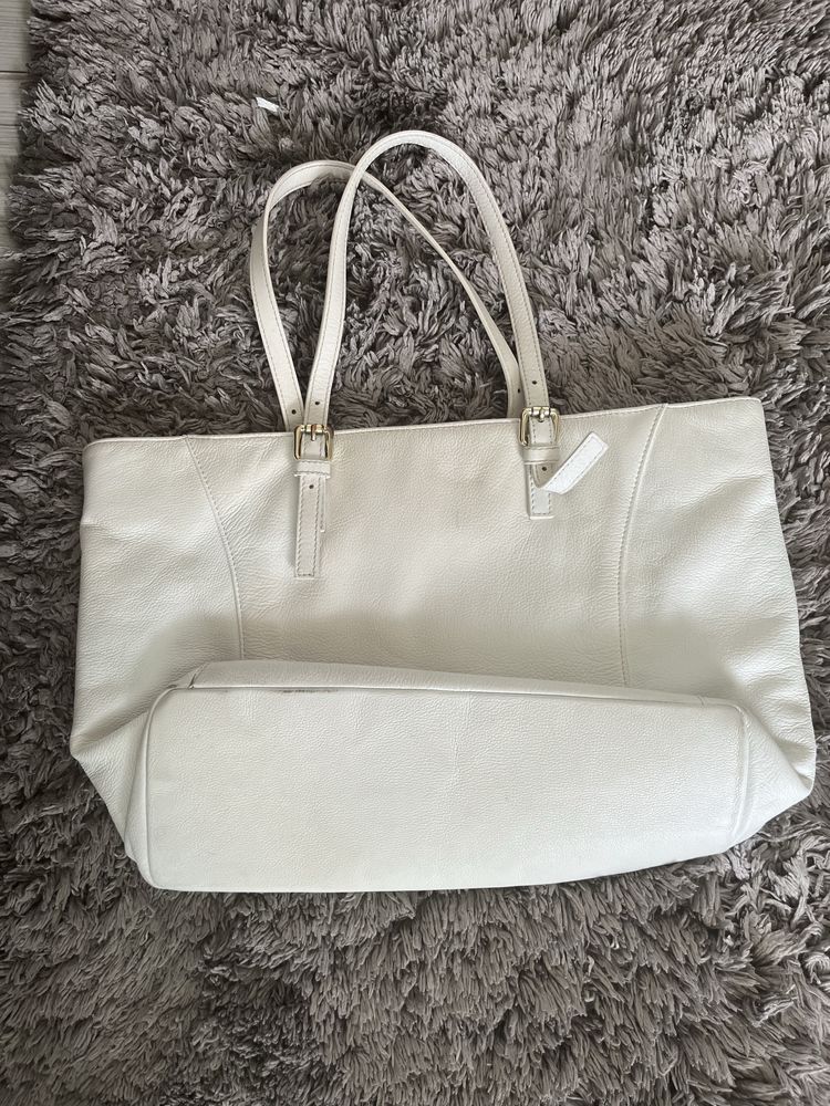 Biała skórzana torebka A4 Guess pojemna shopperbag