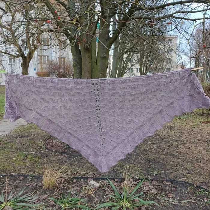 Duża ażurowa chusta zrobiona na drutach