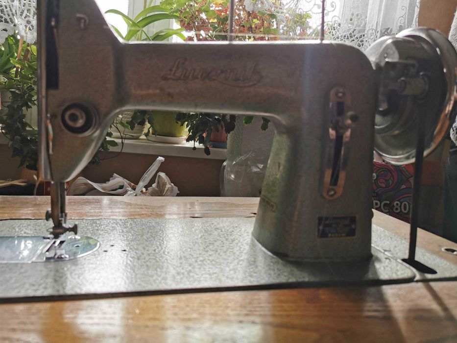 Maszyna do szycia z szafką Łucznik