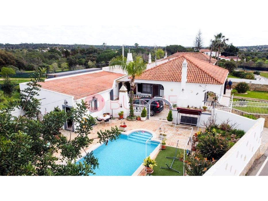 Moradia T3 térrea com piscina