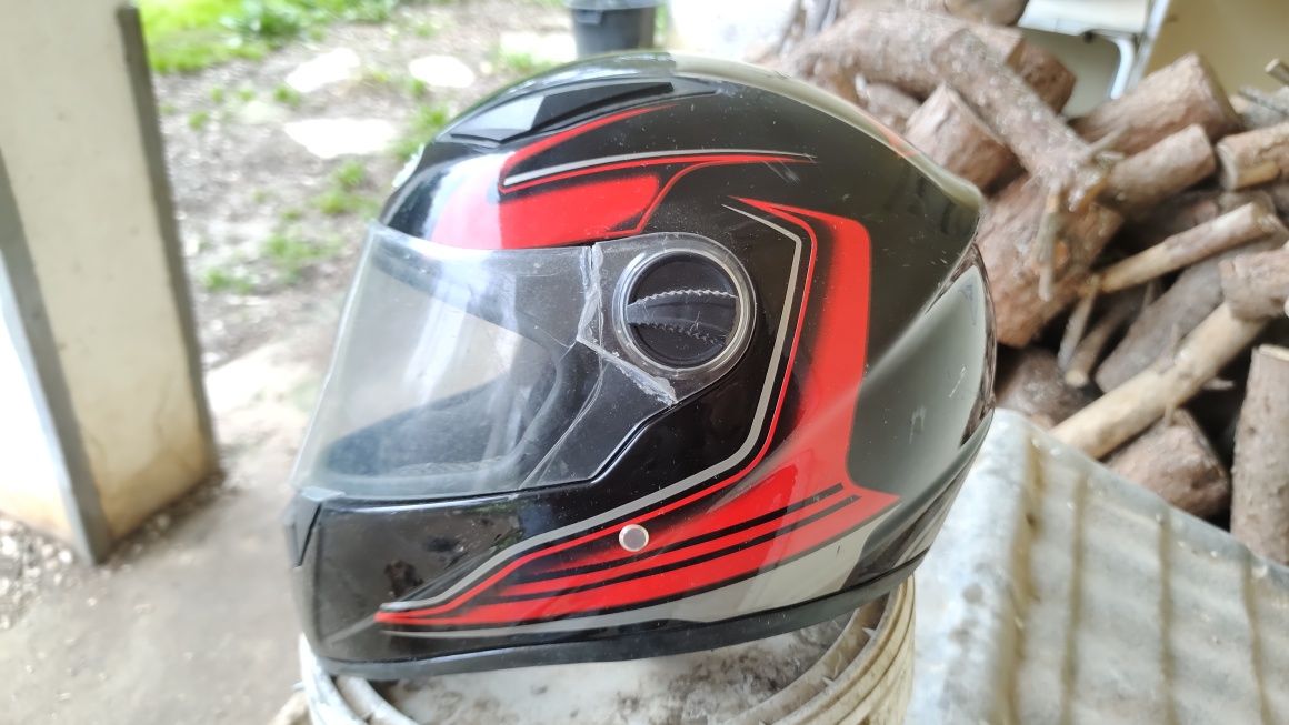 Capacete preto vermelho