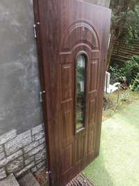 Ładne solidne drzwi metalowe zewnętrzne z szybką i futryną