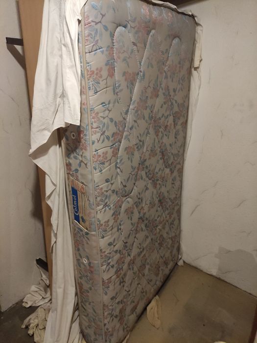 Vendo cama e colchão