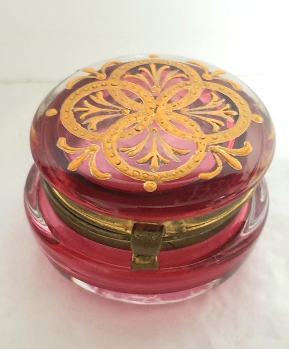 Lindissima pequena antiga caixa em vidro cranberry esmaltada à mão