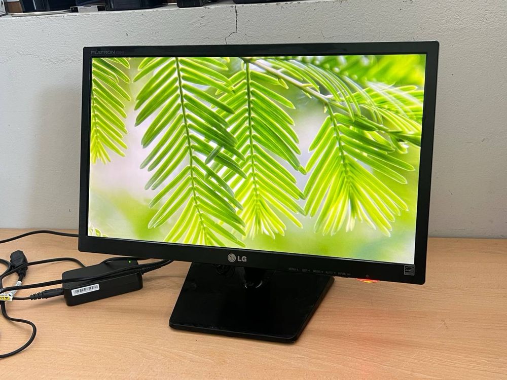 Монітор LG 22” TN / Full HD / DVI + VGA