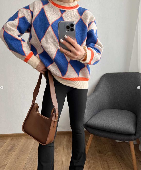 Жіночий светр в ромбик