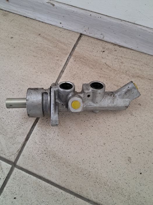 Головний тормозний циліндр Тойота Авенсіс Т25