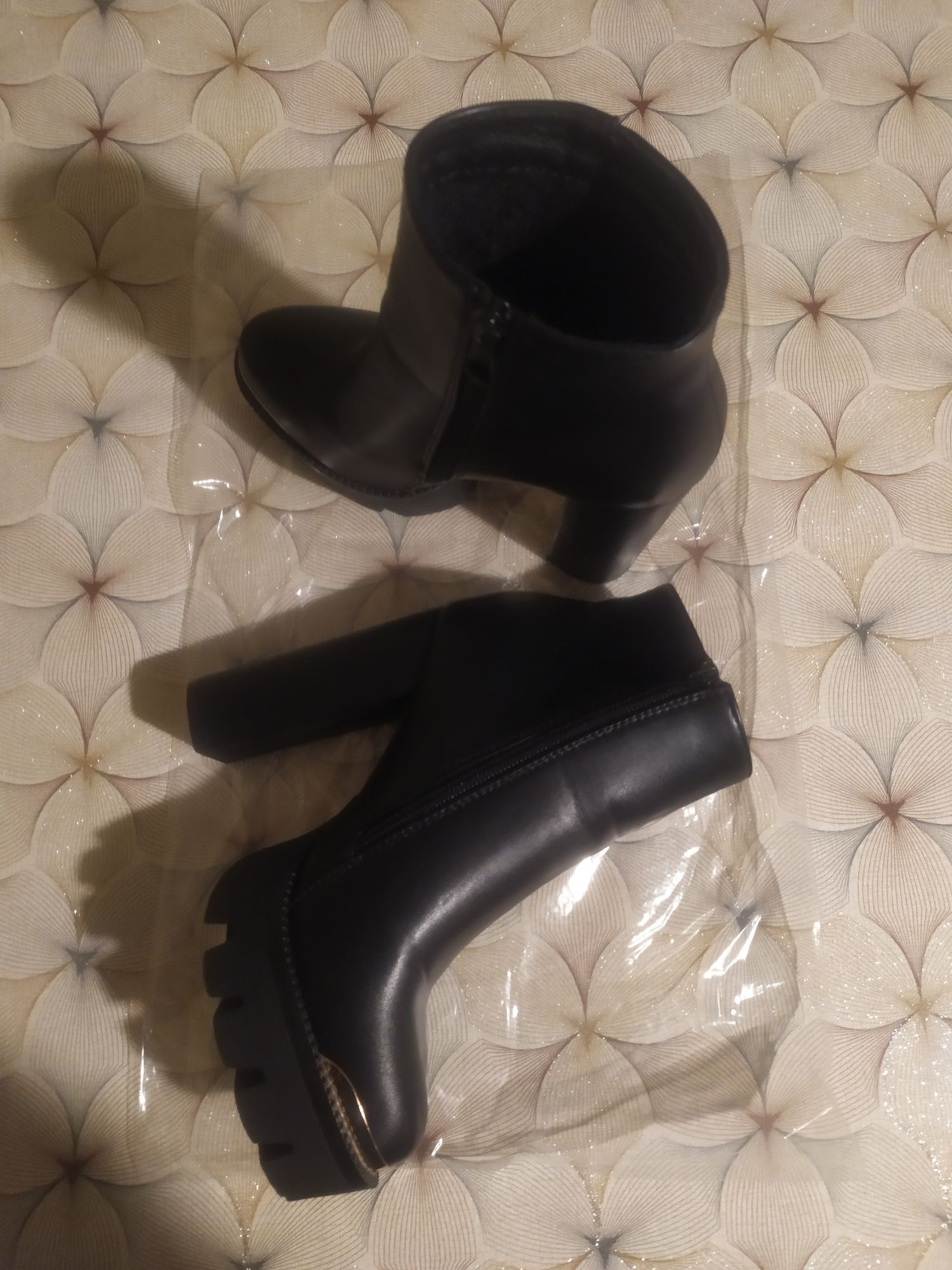 Buty damskie czarne na obcasie r 37