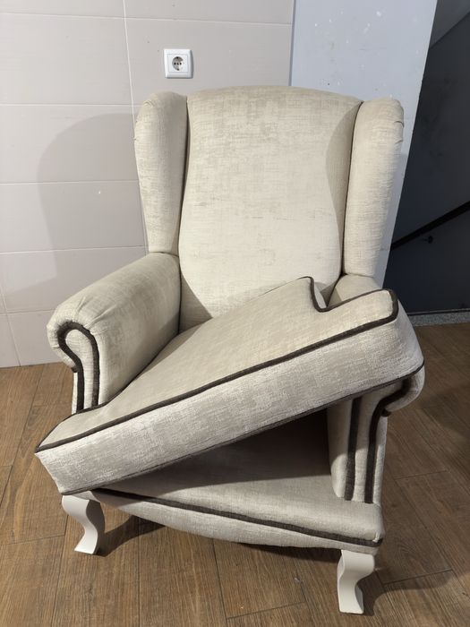 Poltrona/ Cadeirão com repousa-pés e almofada