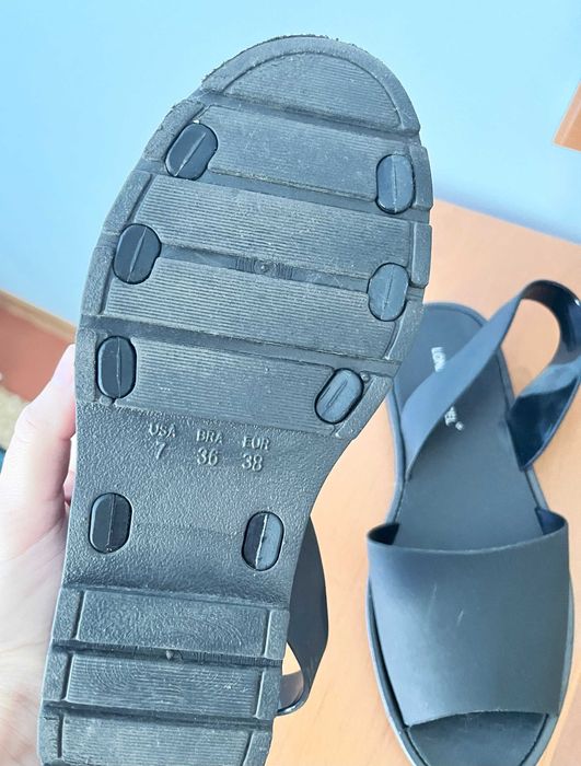 Літнє взуття в хорошому стані.