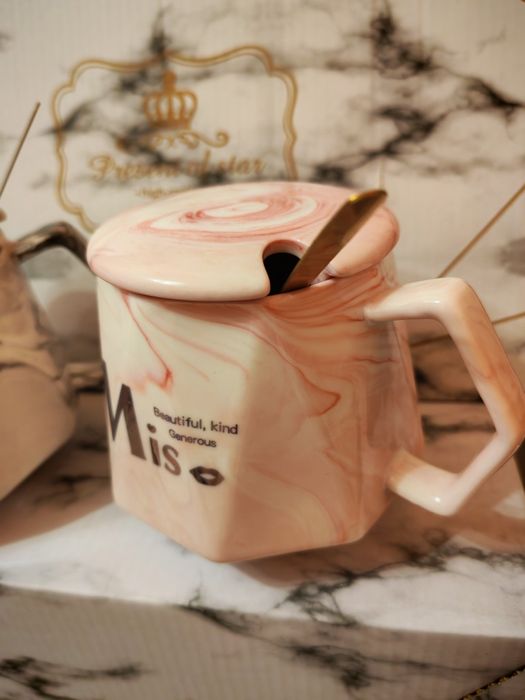 Zestaw kubków ceramicznych