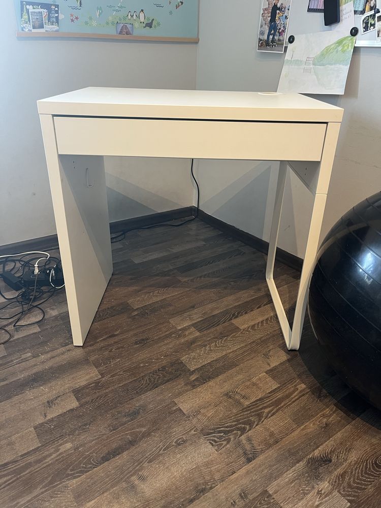 Białe Biurko ikea  z szuflada
