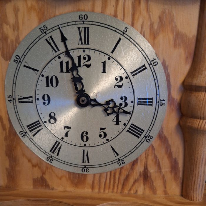 Zegarek drewniany do zawieszenia na ścianie