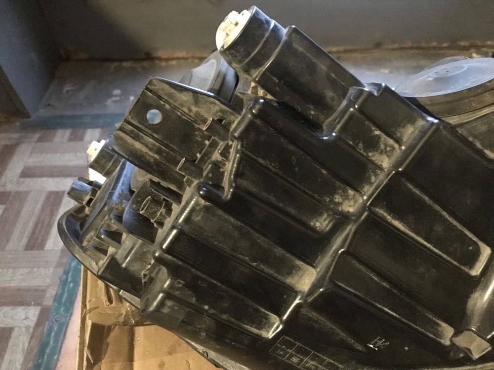 Продам ліву фару W caddy,розбите скло,ціна: 500 грн.