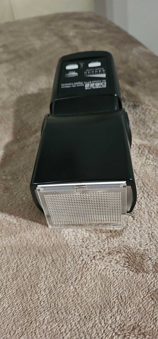 Flash nikon.  Como novo mas incompatível com a minha máquina