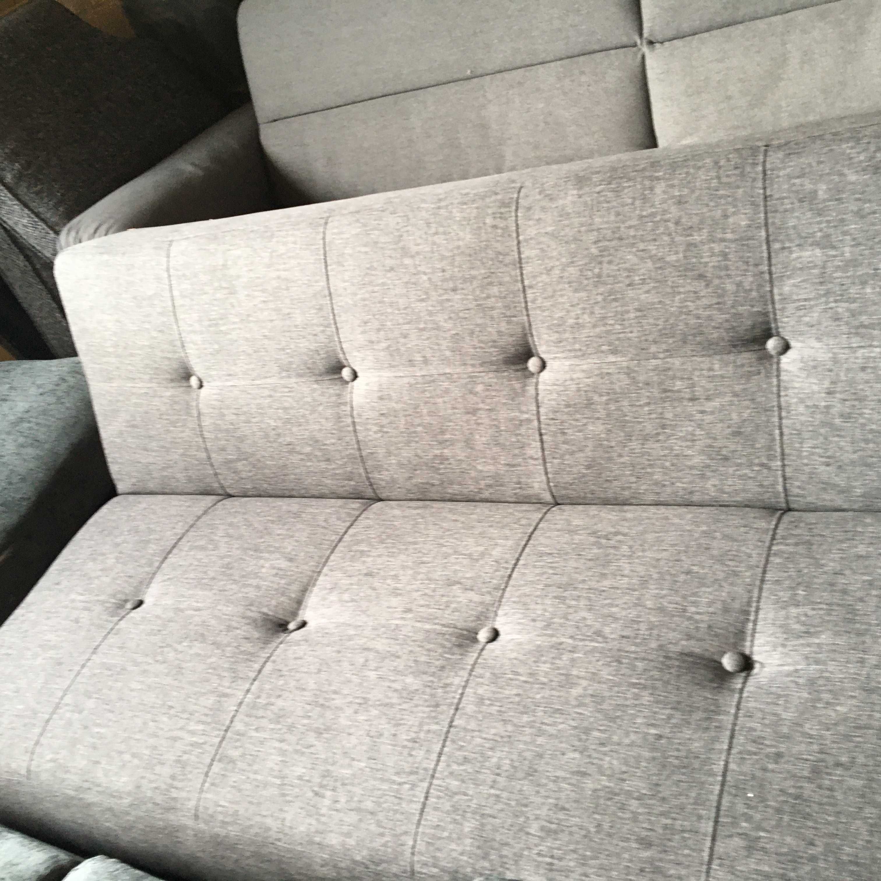 Szara sofa z funkcją spania