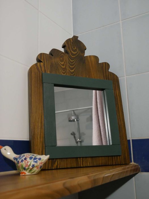 Ręcznie wykonana rama z lustrem.