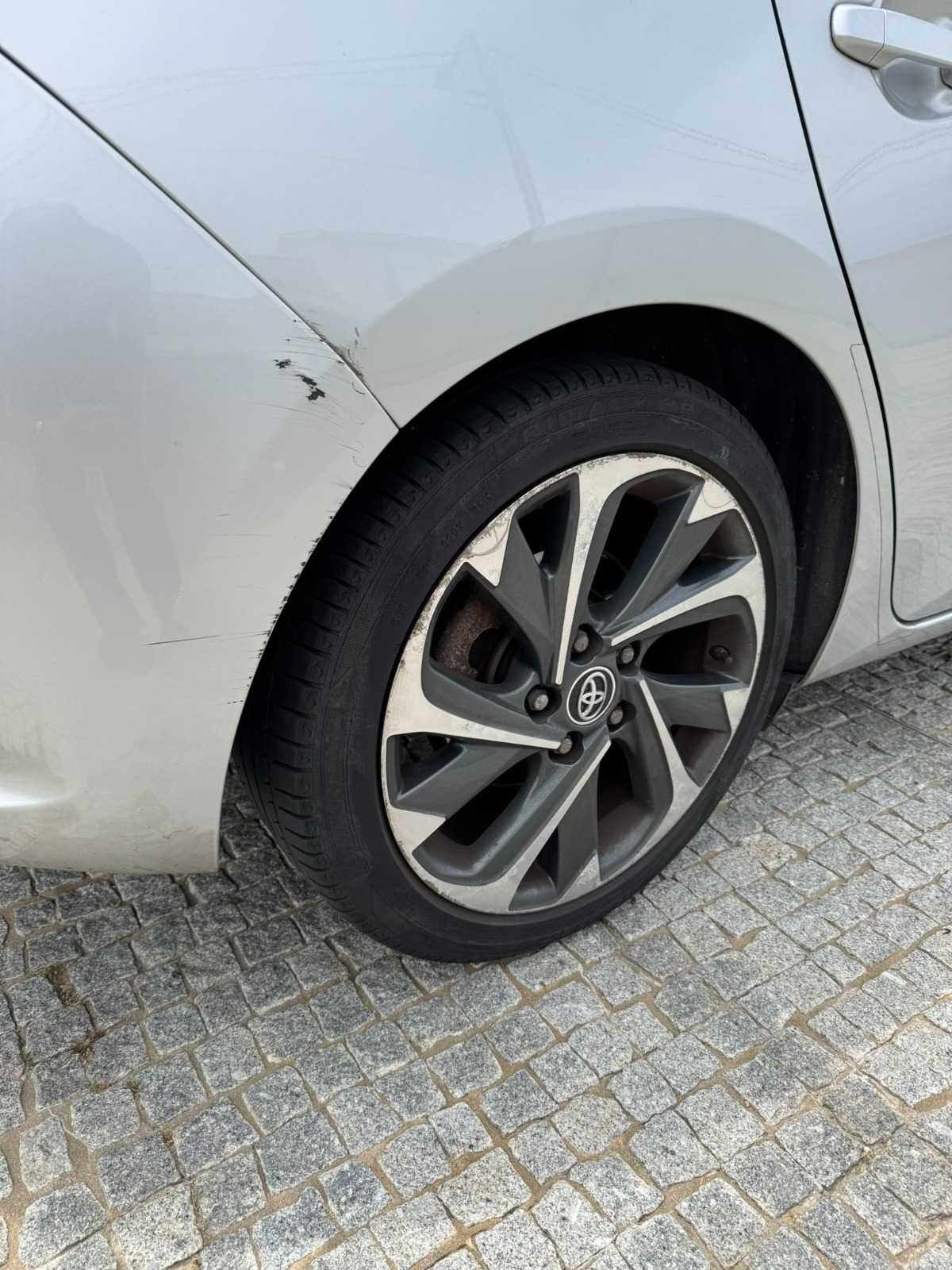 Toyota Auris 1.4D | Fiável, económico e completo | Motor impecável